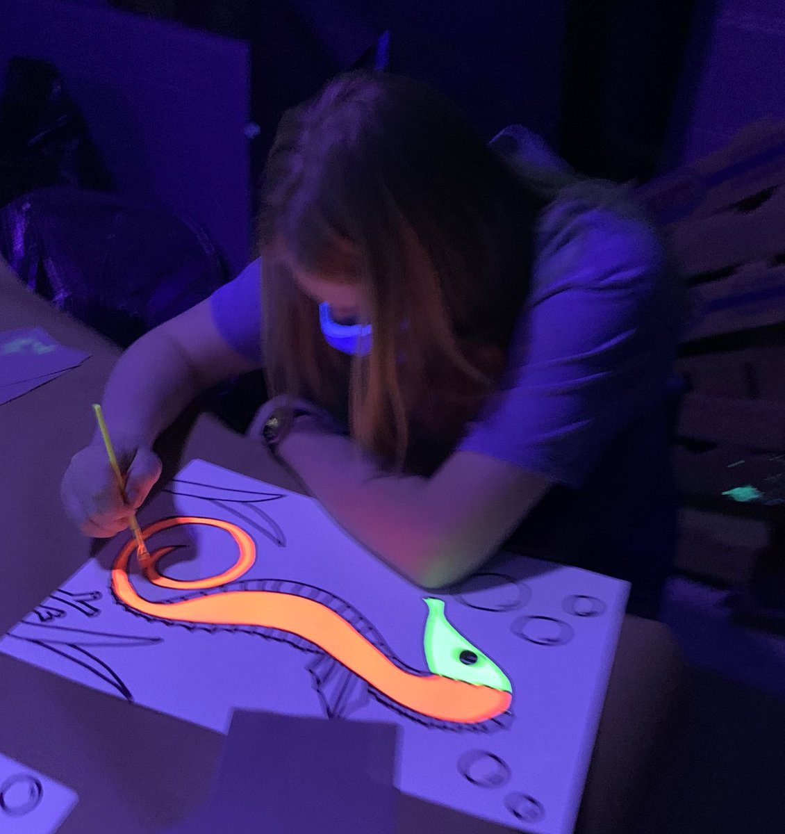 gakroenke's tweet image. Glowing seahorses today in #spsartworks @Sequiota  #spsexplore 🌊 Loving ❤️ these neon tempera cakes!