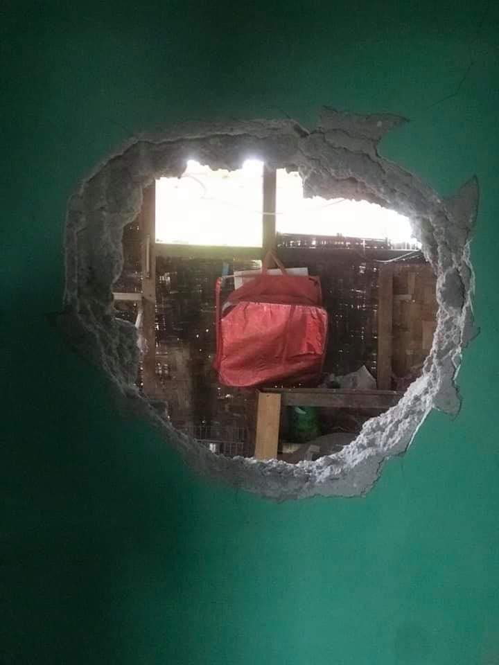 At around 9 pm on June 25, Junta terrorists randomly opened fire in 500 acres of Nam Baw Wan Shan (A) Group in #Loikaw Township for no reason, damaging some homes.
#June26Coup
#WhatsHappeningInMyanmar
#MilkTeaAlliance https://t.co/dfFxRK6dYX