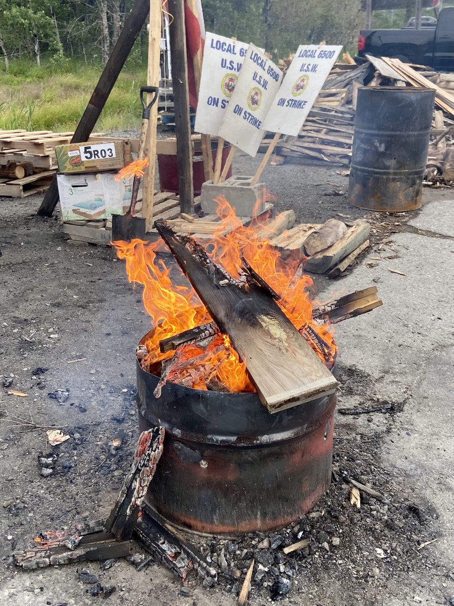jamiewestndp's tweet image. Spent most of the day visiting @uswdistrict6 Local 6500 picket lines with MPP France Gélinas and brother Eric Delparte! 
#1DL #1DS #Solidarity @SteelworkersCA