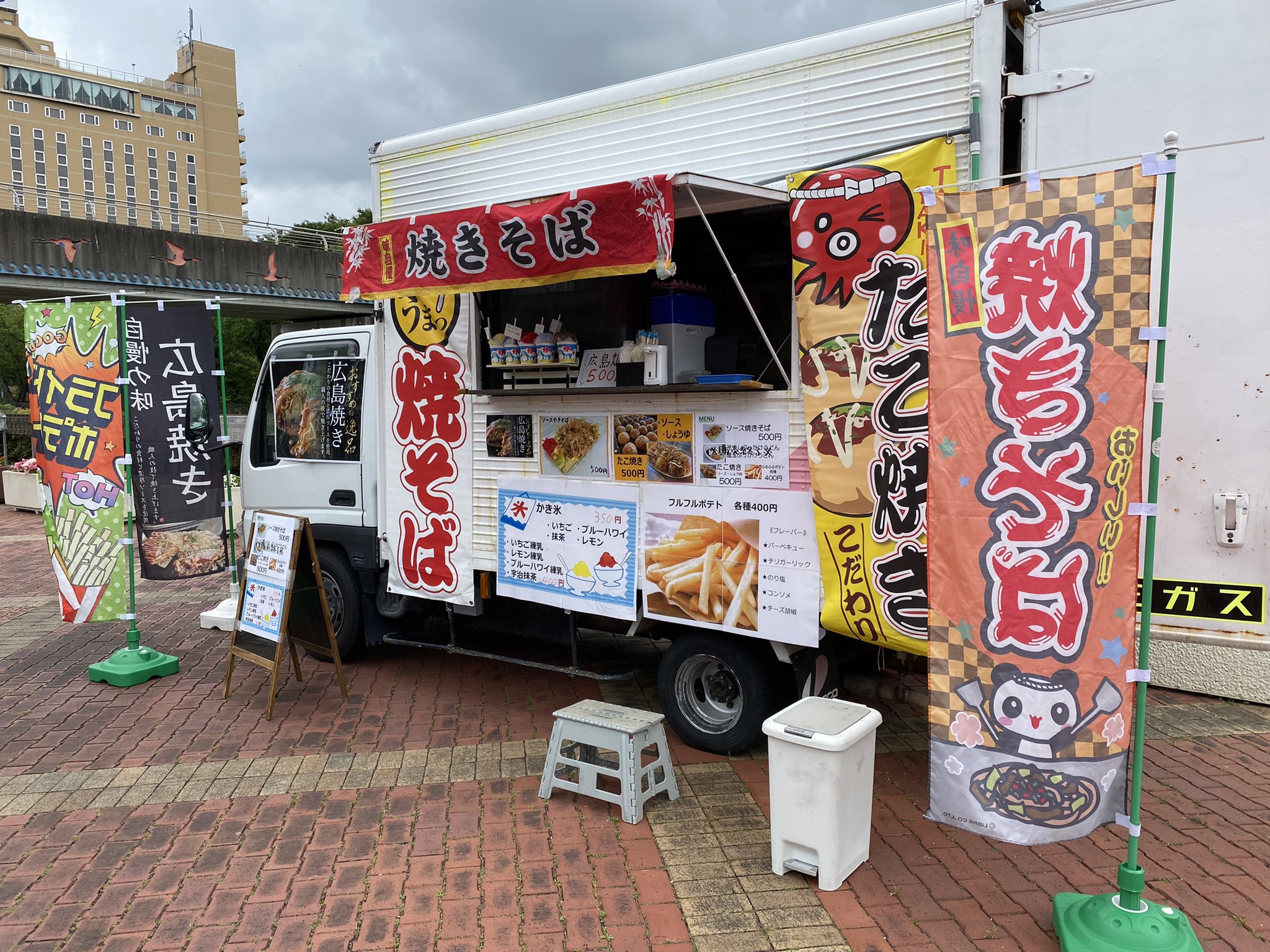 合同会社 Igumo おはようございます 今日と明日は 碧南市の明石公園で出店しています 曇り空ですが 元気いっぱいで頑張ってます O O 天気さえもってくれれば 来週は明石公園でキッチンカーイベントもあります 焼きそば 広島焼き たこ焼き