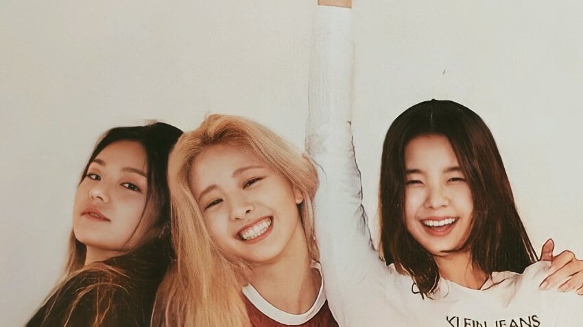 AMORE_ITZY's tweet photo. #YEJI #예지 #LIA #리아 #RYUJIN #류진 #CHAERYEONG #채령 #YUNA  #유나 #ITZY 

it's always the best with the 5 of us https://t.co/b1qDWFS32E