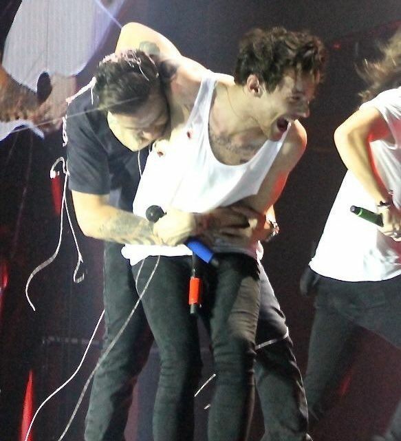 willowsria's tweet image. ALL I SEE IS THREE HARRY STYLES