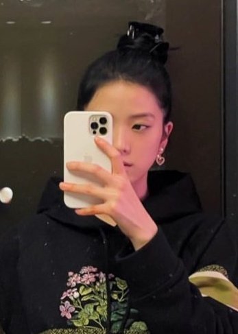 vsoo_twt's tweet image. This Jisoo               with         This Taehyung