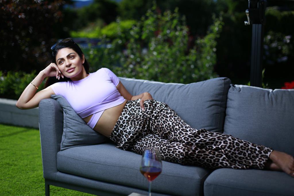 neerubajwa's tweet image. #lounging #taking a minute for myself ... not really my kids are running buck wild .... I am pretending not to hear them 😂🙏🏼