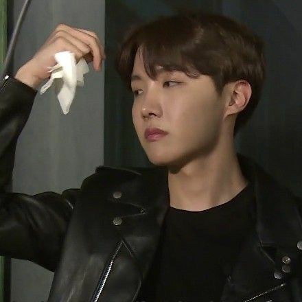 jhs__bot's tweet photo. @hanjighibli here!! he loves you very much, he is proud of you, you are important, you are valid, do not give up, please be careful and drink water !! 🌟💗 🤞🏻 https://t.co/ZiiC8ZiSbj
