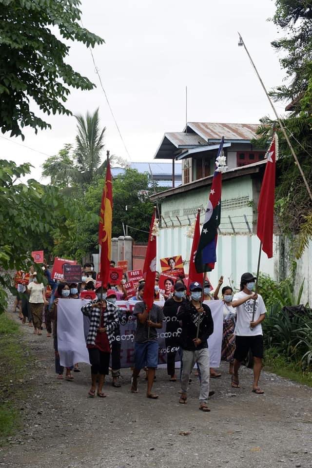 On 45th anniversary of execution of Chin National Student Leader Salai Tin Maung Oo, locals from #Kale town in #Sagaing marched holding the banner saying “ We will never kneel down under military boots ”. 

#WhatsHappeningInMyanmar 
#June26Coup