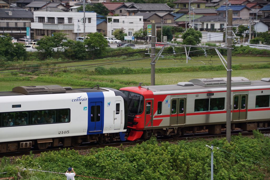 【トンデモ編成】ミュースカイと通勤型9500形が連結して運転　阿久比陸橋に撮り鉄が約200人集結