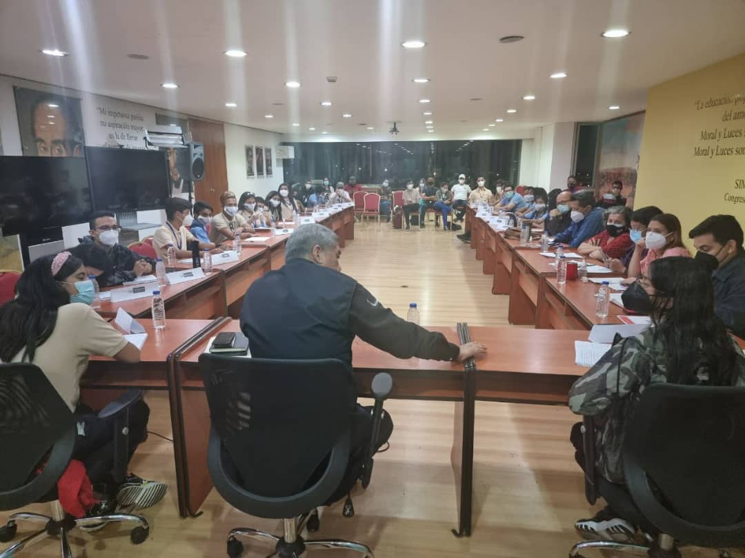 Me reuni esta noche junto a l@s viceministr@s del @MPPEDUCACION con la nueva directiva de la <a href="/FEVEEM/">FEVEEM</a> para recibir las conclusiones de su Congreso Nacional Carabobo 200. Una muy fructifera reunión con la energía de nuestra juventud estudiantil <a href="/NicolasMaduro/">Nicolás Maduro</a> <a href="/delcyrodriguezv/">Delcy Rodríguez</a>