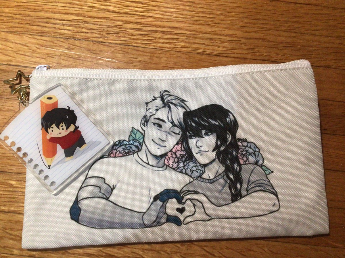 truecolorszine's tweet photo. AND our first teaser is the lovely pouch by @Aimzdoodlez! Look how amazing this looks everyone! We think the little chibi Keith artist charm by @ribbit just looks adorable with it! :3
We are still receiving some merch products but we are well into production! #truecolorssheith https://t.co/ox9I6aokQl