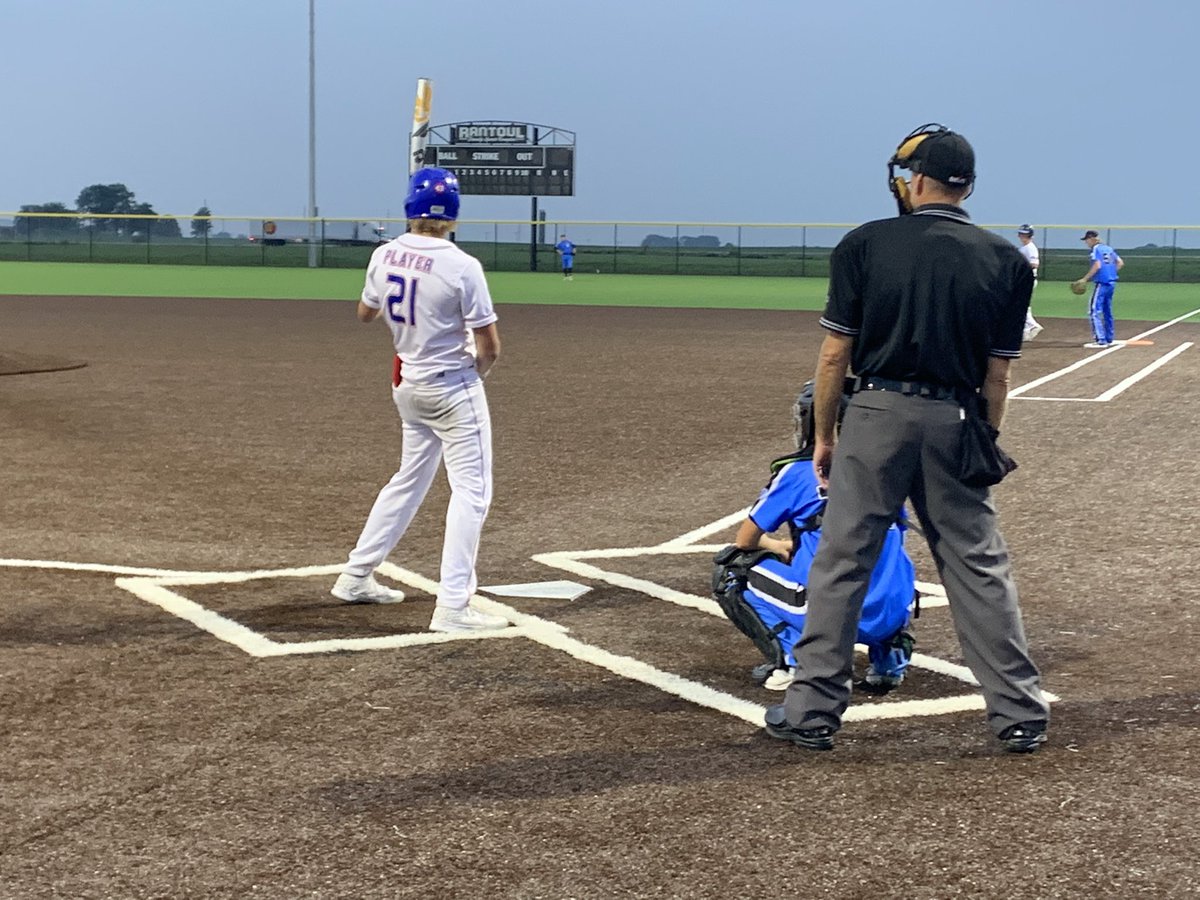 ArturoHollis's tweet photo. Northwest Revolution 16U getting the 2 W’s today at the PBR Illinois State Games in Rantoul.  3-0 so far in pool play with one more game tomorrow to determine brackets. Players, coaches and parents dealing with rain delays very well.  @PBRIllinois @NWREVOLUTIONBB @NikHollis17 https://t.co/zCFKnEVmqM