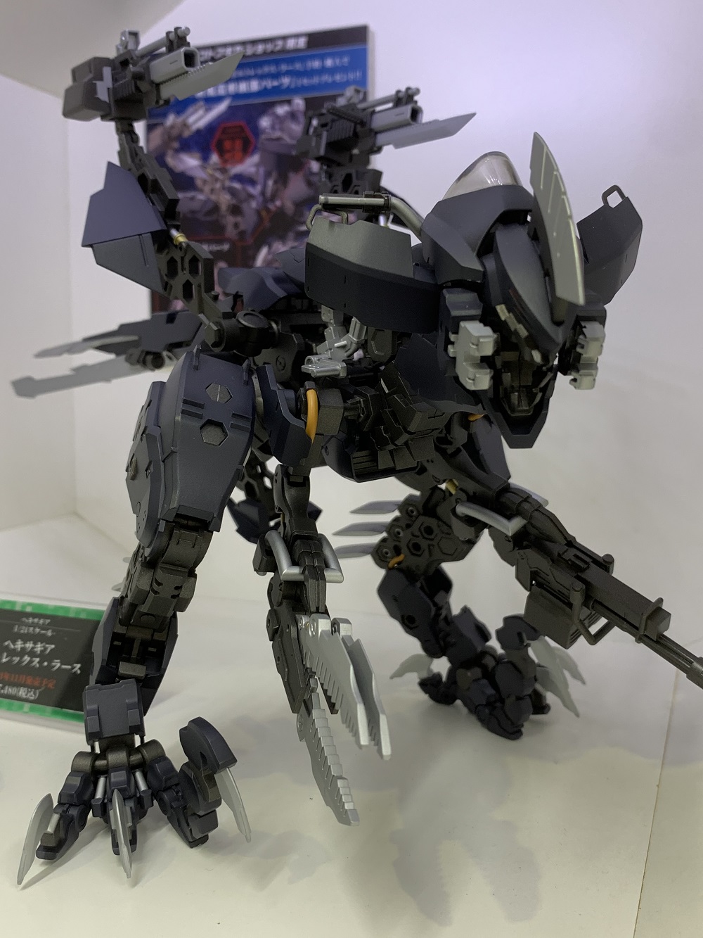 コトブキヤ秋葉原館 12 00 00 秋葉原館3f ヘキサギア 新商品 ボルトレックス ラース と ロード インパルス 密林迷彩仕様 デコマス展示中 ボルトレックス ラース はコトブキヤショップ限定特典の 新規造形頭部パーツ も併せて展示