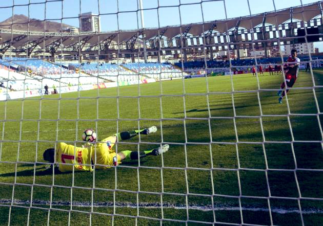 DatosdelCuri's tweet photo. ❌ Curicó Unido queda eliminado de #CopaChile por 4ta vez consecutiva a través de definición vía lanzamientos penales:

2017: 🆚 Antofagasta
2018: 🆚 Barnechea
2019: 🆚 Ñublense
2021: 🆚 Rangers

#RANCURxTNTSPORTS https://t.co/uPrq1ODQXU