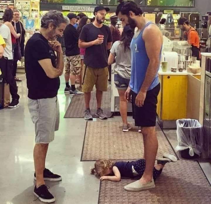 FelipeCruz_593's tweet photo. "Estar cómodo en lo incómodo".
📸: 2 hombres (el padre y el abuelo), esperando que le pase el berrinche a la niña, en pleno centro comercial. 
Ninguno de los 2 pierde la paciencia, regaña o le grita, esperan tranquilamente, sin darle lo que ella quiere. Dejan que exprese su enojo https://t.co/zY9WSGOKbD
