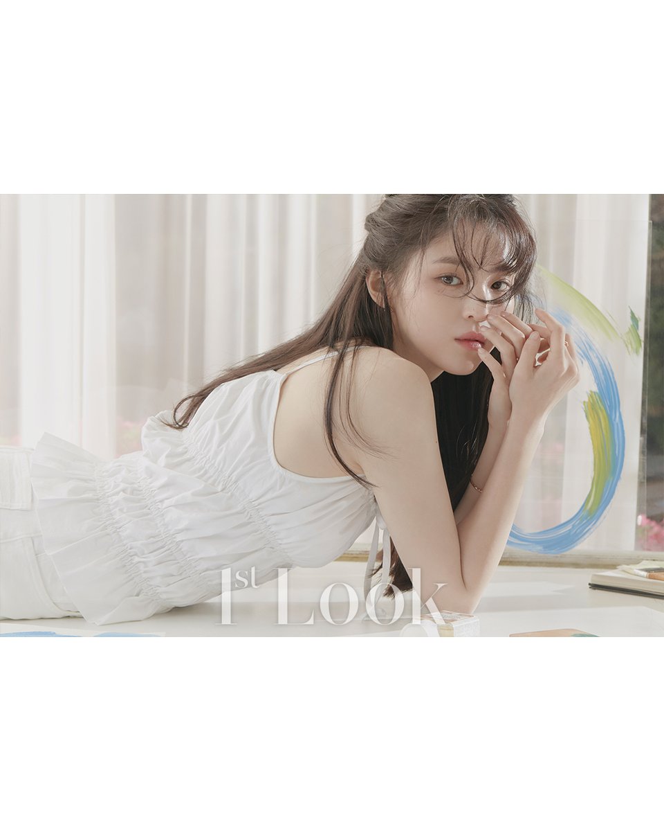 오늘은 토요일! 드라마 #알고있지만 으로 배우 #한소희 를 만날 수 있는 날인데요. 퍼스트룩 221호에 아쉽게도 실리지 못했던 한소희의 숨겨진 B컷을...
