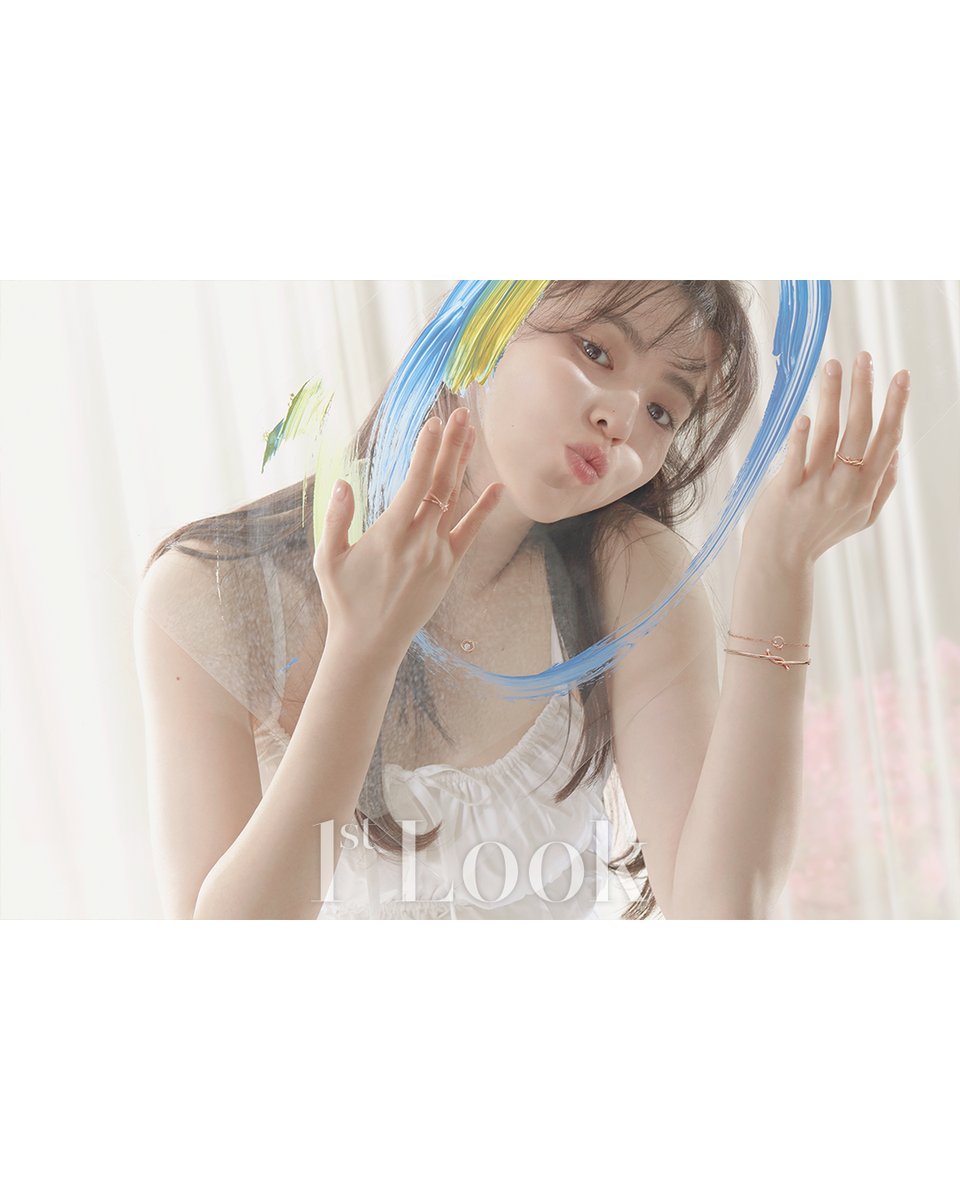 오늘은 토요일! 드라마 #알고있지만 으로 배우 #한소희 를 만날 수 있는 날인데요. 퍼스트룩 221호에 아쉽게도 실리지 못했던 한소희의 숨겨진 B컷을...