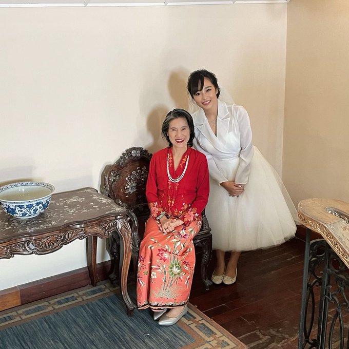 プーケットで結婚式の撮影日、Tehのお母さんはスタッフ全員に￼เต้าซ้อแม่บุญธรรมのカノムタオソーを買ってきてくださいました✨  プーケットのお土産で味は塩辛いのと甘いのが販売されているそうな&hellip;(*&acute;ー｀*)  #เต้าส้อ<a href="/tag/%E0%B9%80%E0%B8%95%E0%B9%89%E0%B8%B2%E0%B8%AA%E0%B9%89%E0%B8%AD"class="tags">#เต้าส้อ</a><a href="/tag/%E0%B9%81%E0%B8%9B%E0%B8%A5%E0%B8%A3%E0%B8%B1%E0%B8%81%E0%B8%89%E0%B8%B1%E0%B8%99%E0%B8%94%E0%B9%89%E0%B8%A7%E0%B8%A2%E0%B9%83%E0%B8%88%E0%B9%80%E0%B8%98%E0%B8%ADpart2"class="tags"><span>#แปลรักฉันด้วยใจเธอpart2</span></a><a href="/tag/%E0%B9%81%E0%B8%9B%E0%B8%A5%E0%B8%A3%E0%B8%B1%E0%B8%812%E0%B8%95%E0%B8%AD%E0%B8%99%E0%B8%88%E0%B8%9A"class="tags"><span>#แปลรัก2ตอนจบ</span></a>