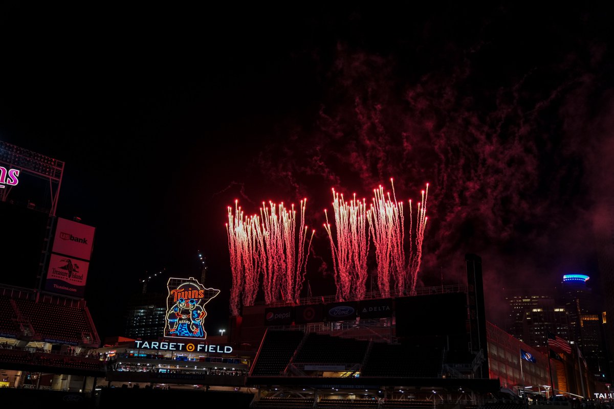 Twins's tweet image. Fireworks Fridays pair well with a #TwinsWin. 🤩