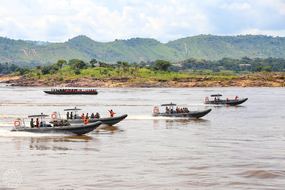 🇪🇺🇨🇫 L’#EUTMRCA a reçu la visite du VAE Bléjean @DGEUMS, directeur du #MPCC, en déplacement à Bangui pour suivre les activités de formation de l'EUTM sur le terrain. Il a rencontré les autorités centrafricaines et assisté aux entrainements de l’EUTM (BIT7 et bataillon amphibie).