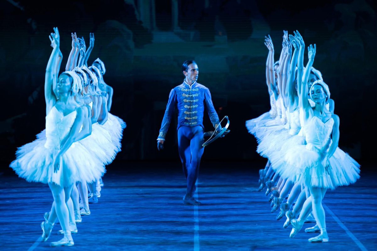OperaRoma's tweet photo. Questa sera 26 giugno, appuntamento al Circo Massimo con ‘Il lago dei cigni’ di #Čajkovskij nella visione coreografica di #BenjaminPech. Protagonisti #AlessandraAmato (Odette/Odile), #ClaudioCocino (Siegfried), #GiacomoCastellana (Benno).

#CircoMassimo2021 #operaroma https://t.co/PJAb9fX2Rx