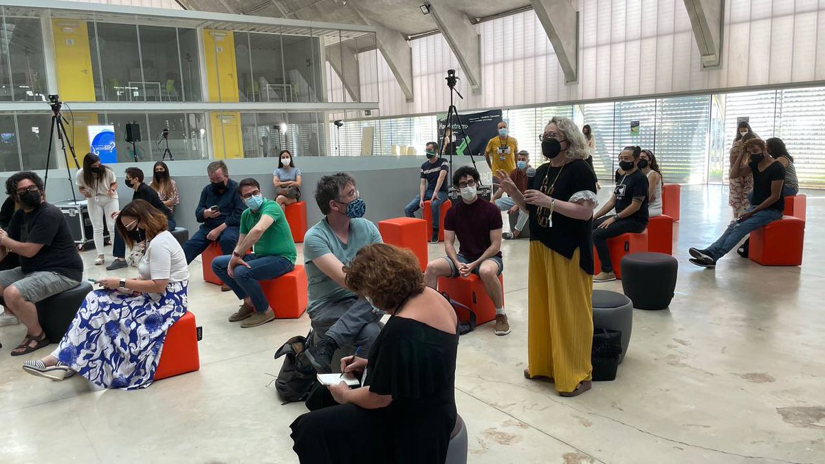 BauhausSwing's tweet photo. ¡Comenzamos!
Ainhoa Zamora como maestra de ceremonias nos cuenta en qué consistirá el #Hack0, además miembros de los equipos nos ponen en contexto lo sucedido en estas semanas #HackExtrem
#YoHackeoExtremadura
#YoHackeoPortugal https://t.co/dqaWL0CTUn