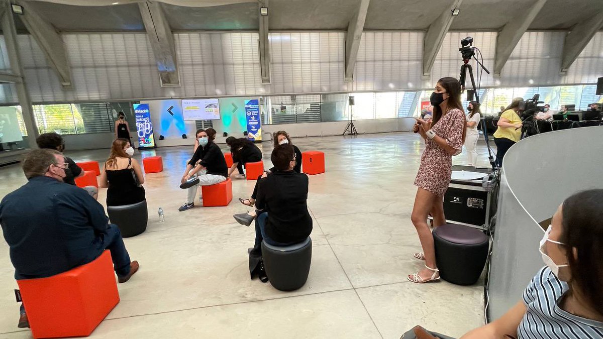 BauhausSwing's tweet photo. ¡Comenzamos!
Ainhoa Zamora como maestra de ceremonias nos cuenta en qué consistirá el #Hack0, además miembros de los equipos nos ponen en contexto lo sucedido en estas semanas #HackExtrem
#YoHackeoExtremadura
#YoHackeoPortugal https://t.co/dqaWL0CTUn