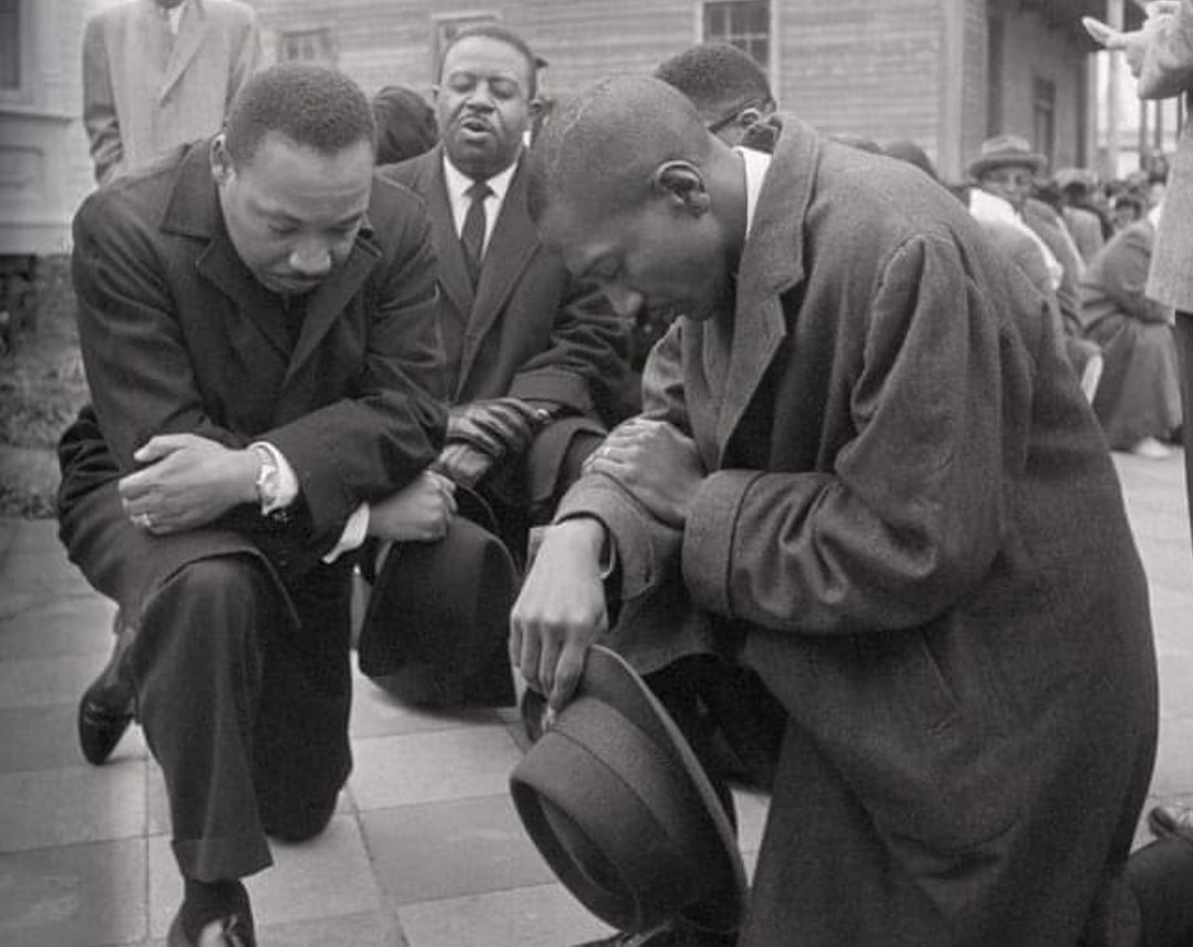 #Inginocchiarsi non è una moda del momento e non appartiene soltanto al tanto criticato movimento #BlackLivesMatter.
Inginocchiarsi è un gesto simbolico che riguarda il mondo intero.
Perdonali, Martin. Perdonali.
Chi scrive #IoNonMiInginocchio non merita il tuo sguardo da lassù.