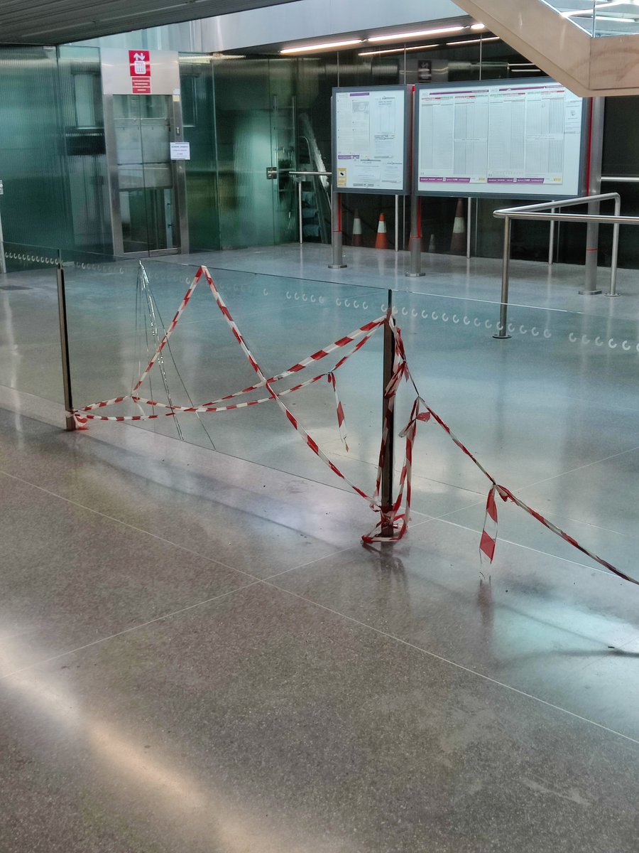 xavi_fu's tweet photo. @Renfe La estación de cercanías de Ametzola está hecha un desastre. El ascensor (unico que hay) lleva dos semanas estropeado, además sufre deterioros porque se cuela mucha gente, no es raro ver 5-10 personas por tren saltando, por favor tomen medidas. https://t.co/pKQAPZWl8R