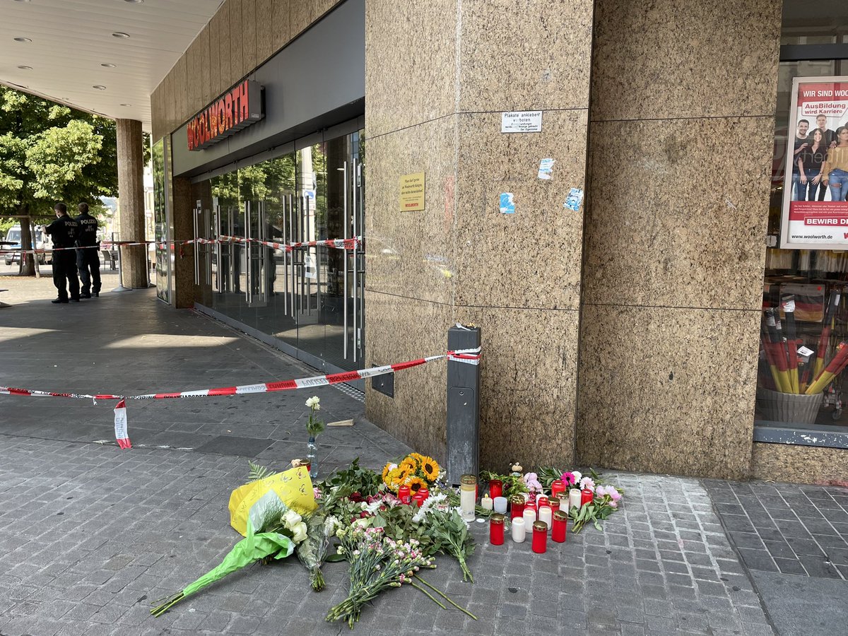 Trauer in Würzburg nach der Messerattacke gestern mit 3 Toten. Wieso ein 24 Jahre alter Somalier offensichtlich grundlos Passanten attackiert hat, ist noch ungeklärt. Die Ermittler planen, am Nachmittag Einzelheiten mitzuteilen. <a href="/ZDFheute/">ZDFheute</a> #Wuerzburg