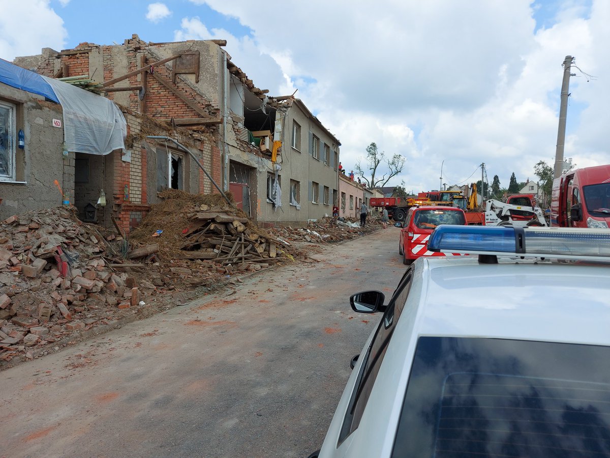 KuGhanem's tweet photo. Jestli jste doteď váhali s finanční pomocí postiženým obcím, tak už, prosím, neváhejte. Dnešní #Mikulčice. #tornado #hodonin #breclav #hrusky #MoravskaNovaVes https://t.co/Q68ZUjq5yp