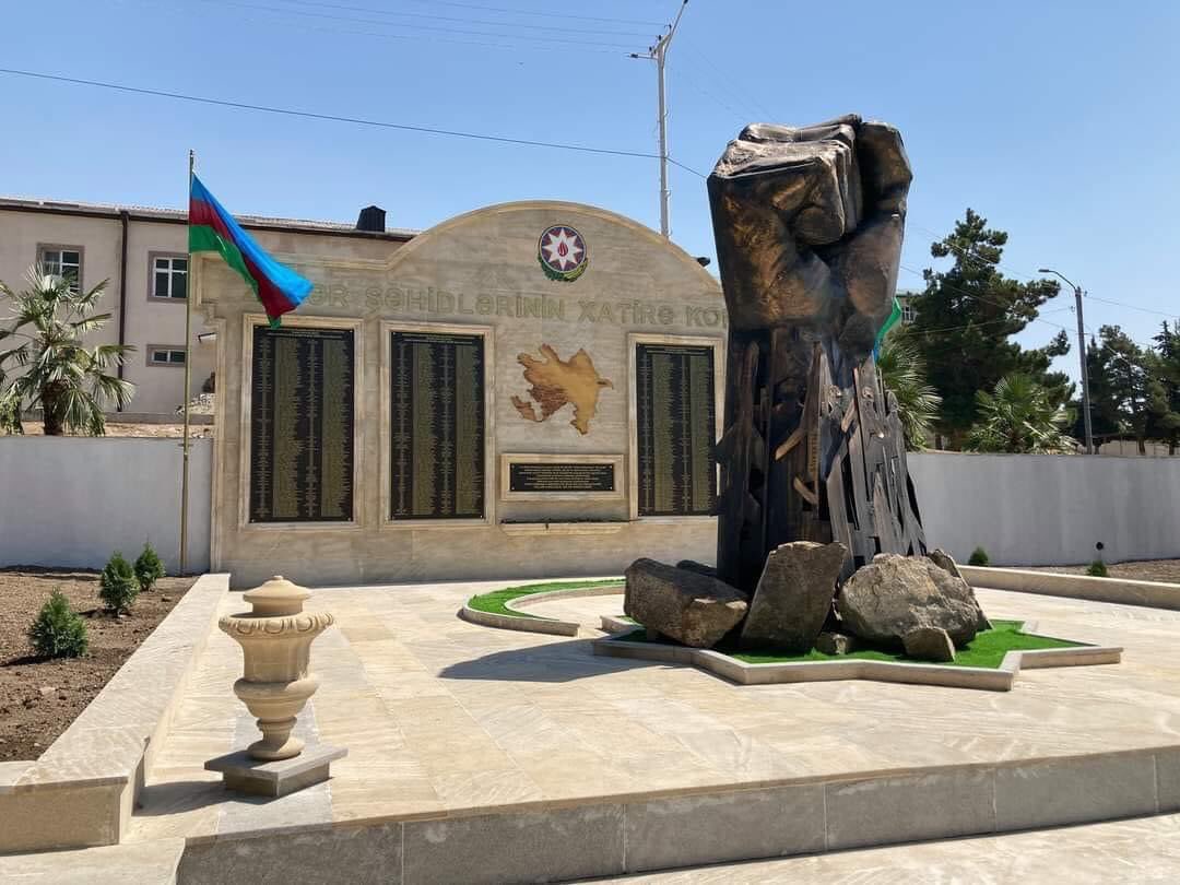 İşğaldan azal edilən Ağoğlan (Hadrut) qəsəbəsində Vətən müharibəsi Şəhidlərinin əziz xatirəsinə Dəmir Yumruq abidəsi ucaldılıb 🇦🇿