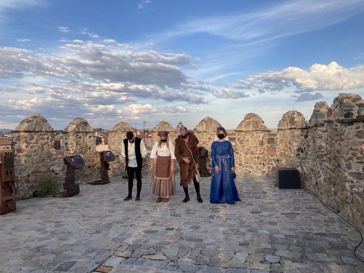 DestinoCyL's tweet photo. En #Avila no solo se come bien; también el patrimonio es mucho. De visita casi obligada es pasear por la muralla.
Ya sea en visita teatralizada, ya sea visita libre con audioguía, es un complemento ideal para disfrutar de #AvilaenTapas #DAeT https://t.co/pPtmh2HZ4O