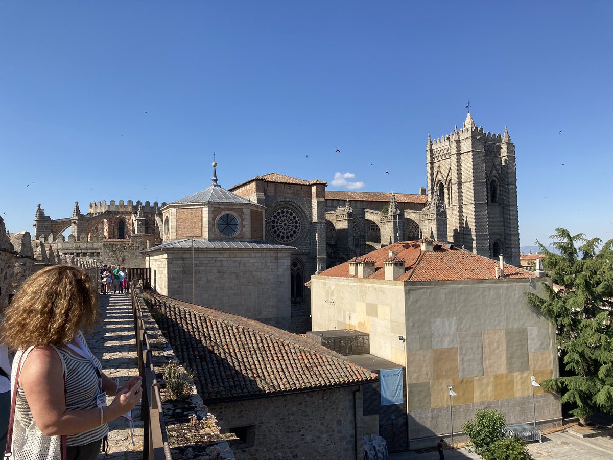 En #Avila no solo se come bien; también el patrimonio es mucho. De visita casi obligada es pasear por la muralla.
Ya sea en visita teatralizada, ya sea visita libre con audioguía, es un complemento ideal para disfrutar de #AvilaenTapas #DAeT