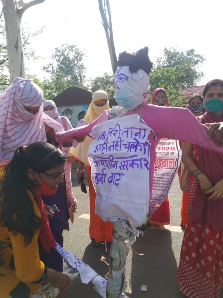 AMULYANIDHI4's tweet photo. In M P Asha &amp;  Asha Sahyogini want  written assurance from officials. 
 Sangharsh jaari hain......
Govt should accept their basic demand.
@ChouhanShivraj @DrPRChoudhary
@jsa_india @MoHFW_INDIA
@cituhq
https://t.co/YAUXwxb5DQ

https://t.co/G8umu7DIfl https://t.co/PyZfWbjpve