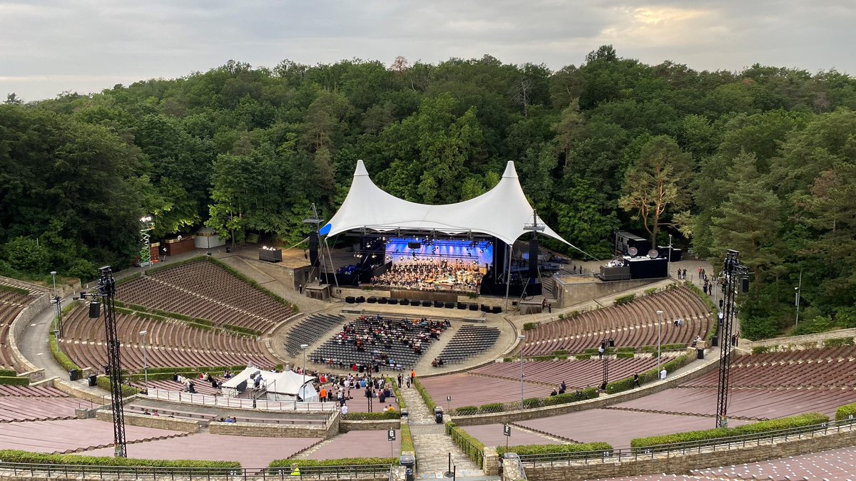 BerlinPhil's tweet image. Die Bühne steht, die Generalprobe ist absolviert und die Wetteraussichten sind bestens ☀️🌳 Wir sind bereit für unser großes Saisonfinale in der #Waldbühne mit Wayne Marshall und @GrubingerMartin. 🤩

Karten gibt es online und an der Abendkasse 🎫:
berliner-philharmoniker.de/waldbuehne