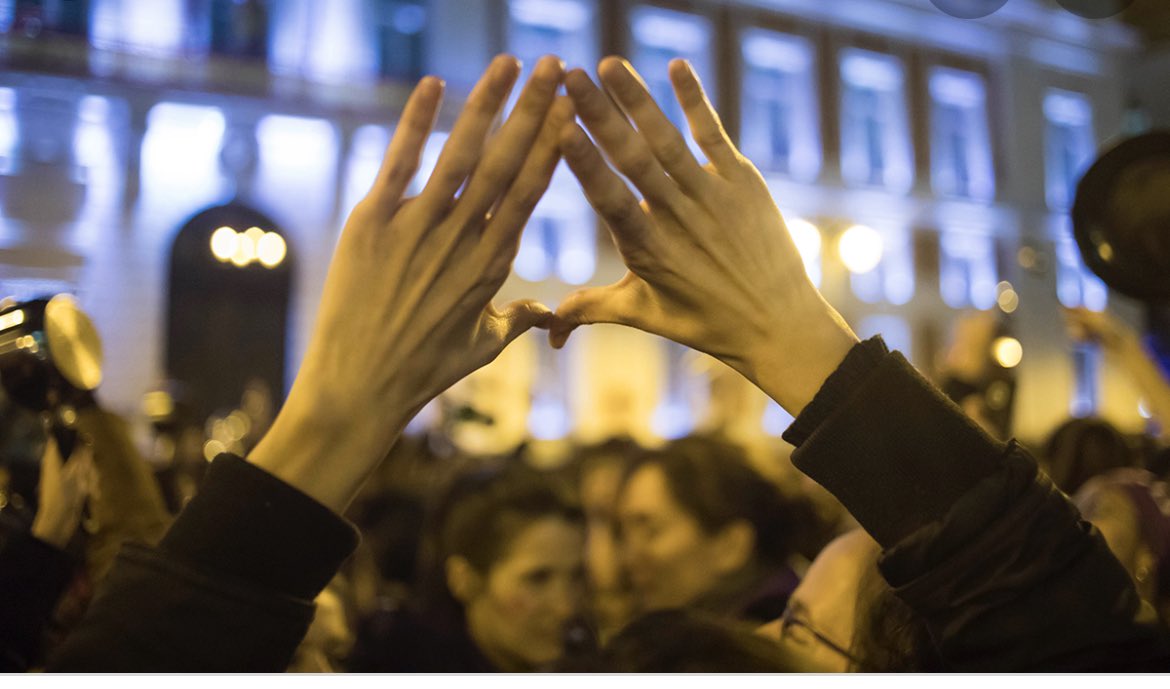M_Pilar9's tweet photo. No somos un sentimiento.
No somos un constructo.
No somos personas gestantes.
No somos personas menstruantes.
SOMOS el 52% de la sociedad.
Somos MUJERES.
#26JFeminista 
#NoLeyesTrans 
#ContraElTerrorismoMachista 
#LeyAbolicionistaYa 
#StopVientresDeAlquiler https://t.co/iV9BxpI2LQ
