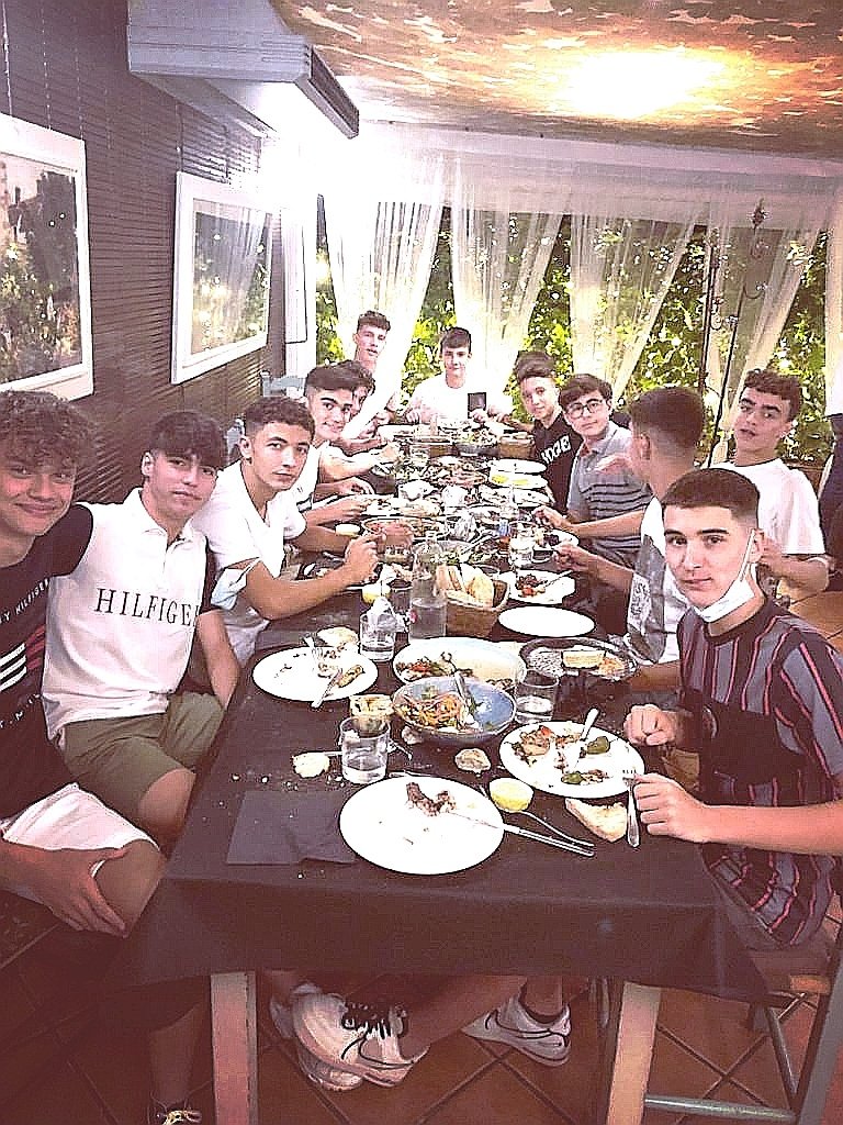 jvm060477's tweet photo. Cena de equipo del #AcademiagranaA en la #FincadeSantiago
Buenos y necesarios momentos para celebrar la gran temporada de estos chavales👌👏👏👏👏🍍
@realmurciacfsad🔴⚪ https://t.co/xB5od98ueU