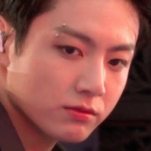 สองรูปนี้ก็คือห่างกันหลายปี แต่เหมือนต่างกันแค่เจาะคิ้วเอง หน้าเด็กมาก แวมไพร์แน่ๆๆๆ