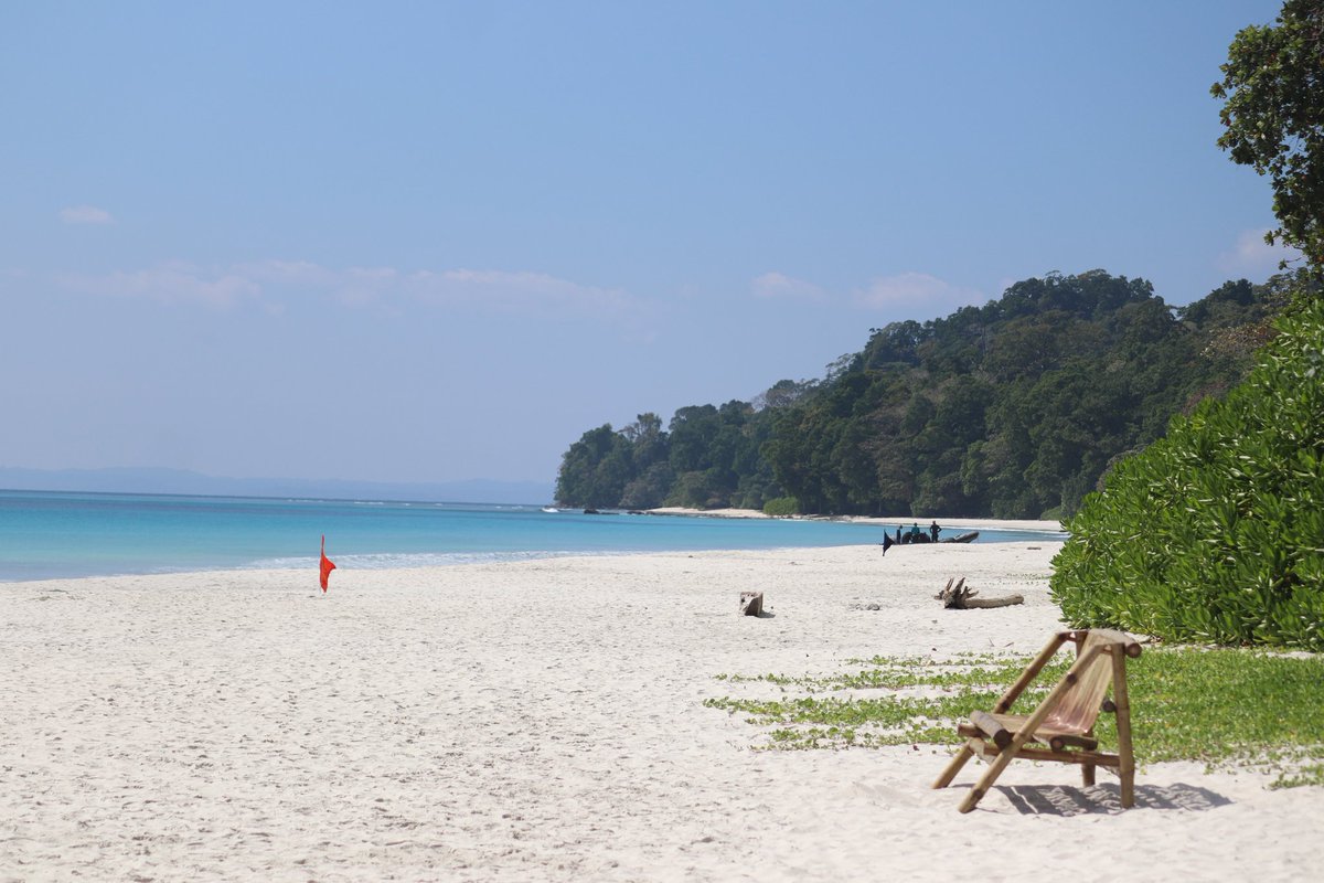 equator_films's tweet photo. #Havelock
#KalapatharBeach in #andaman is a long gorgeous stretch of white sand beaches enticing travellers with its unique lining of big black rocks beside the serene turquoise sea. It is one of the most astounding beaches in #HavelockIsland. https://t.co/cAEmq1v2Sd