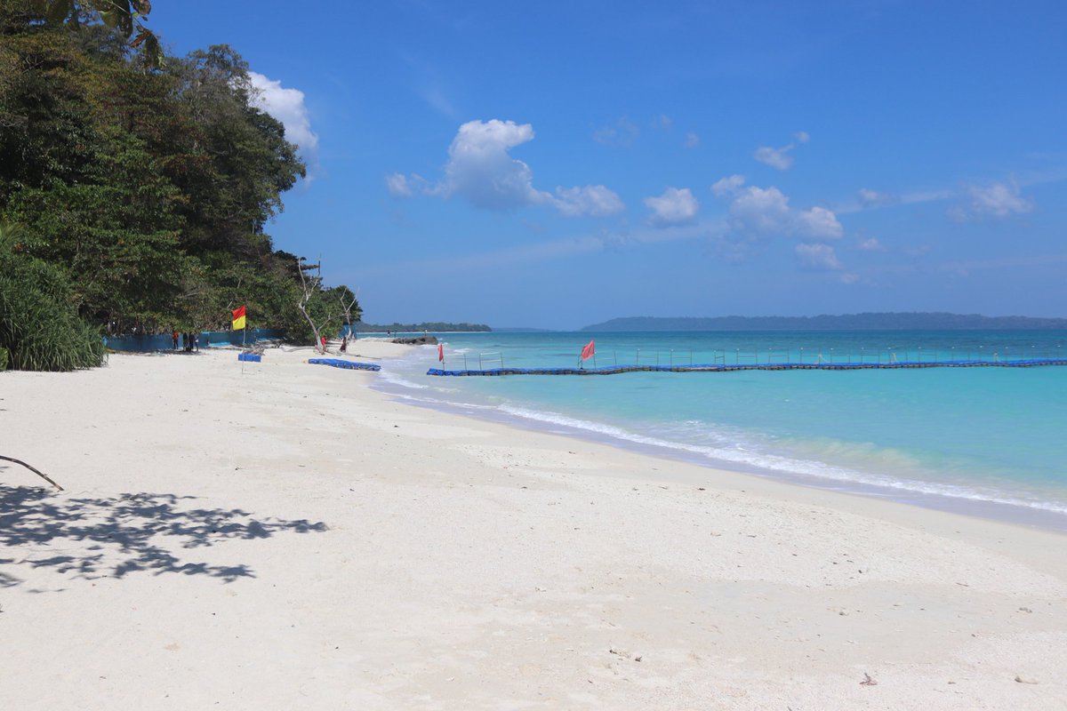 equator_films's tweet photo. #Havelock
#KalapatharBeach in #andaman is a long gorgeous stretch of white sand beaches enticing travellers with its unique lining of big black rocks beside the serene turquoise sea. It is one of the most astounding beaches in #HavelockIsland. https://t.co/cAEmq1v2Sd
