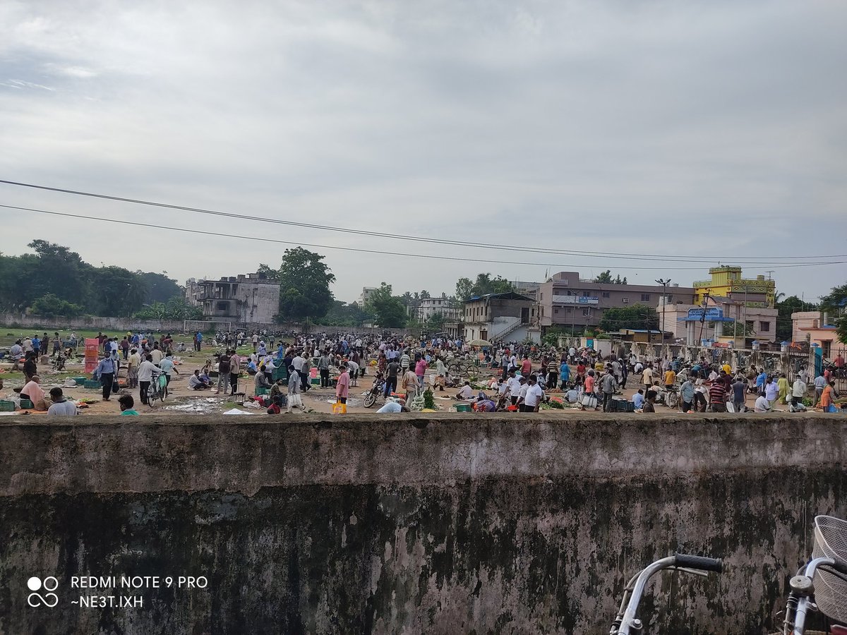 __neet________'s tweet photo. Photo of a vegetable vending zone near UCHC Chauliaganj, is this what you call Social Distancing? @Naveen_Odisha @cpbbsrctc @otvnews @NandighoshaTV @CMCCuttack @kanak_news @AnanyaDasIAS @INCOdisha @BJP4Odisha @bjd_odisha #naveen4odishaalways https://t.co/CMfpQ2EUyv