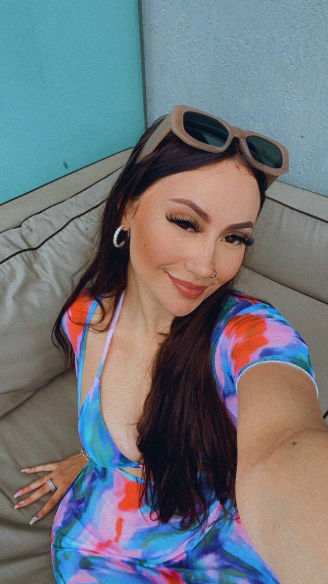 uzil00giez's tweet photo. colorful babe https://t.co/yjuiPZLAEa