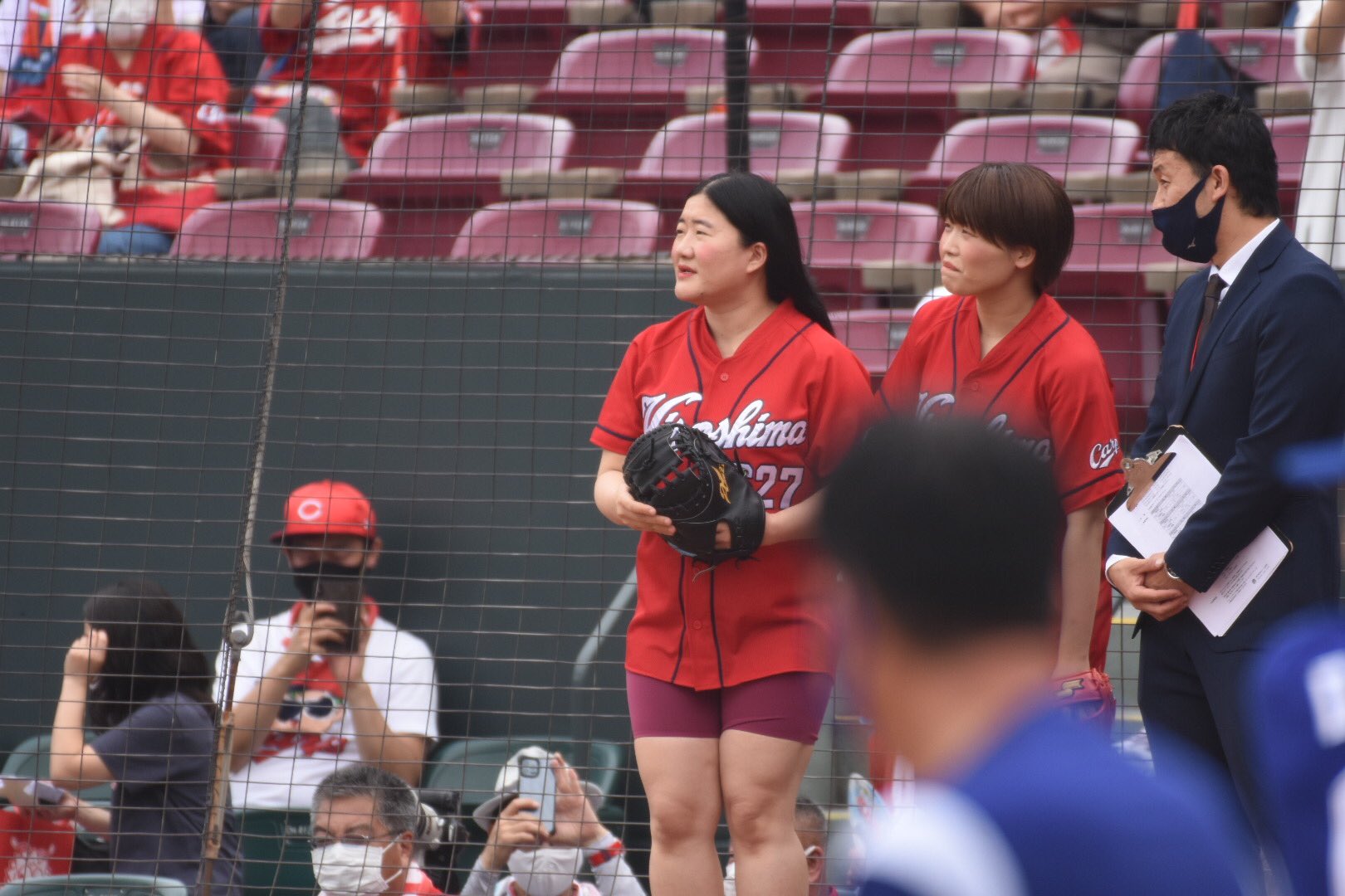 こじゃ 次回10 21 22神宮 始球式のガンバレルーヤに笑いを隠せない誠也と 手を振る方々 Carp こじゃ 次回10 21 22神宮 始球式のガンバレルーヤに笑いを隠せない誠也と 手を振る方々 Carp