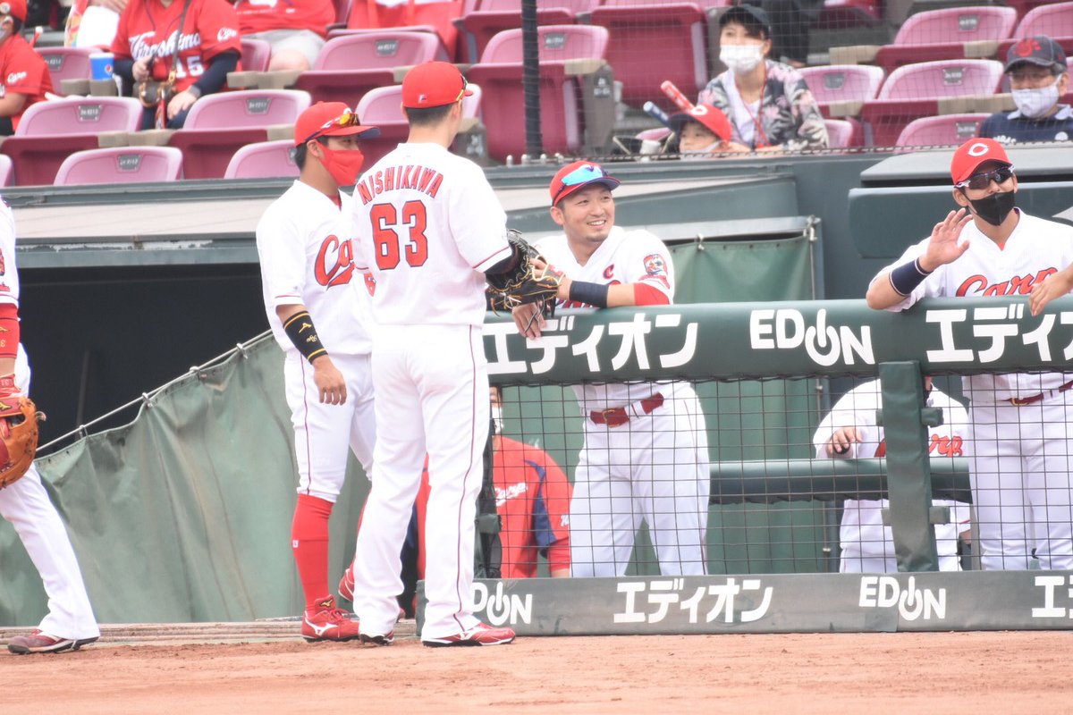 こじゃ 次回9 3東京ドーム 始球式のガンバレルーヤに笑いを隠せない誠也と 手を振る方々 Carp こじゃ 次回9 3東京ドーム 始球式のガンバレルーヤに笑いを隠せない誠也と 手を振る方々 Carp