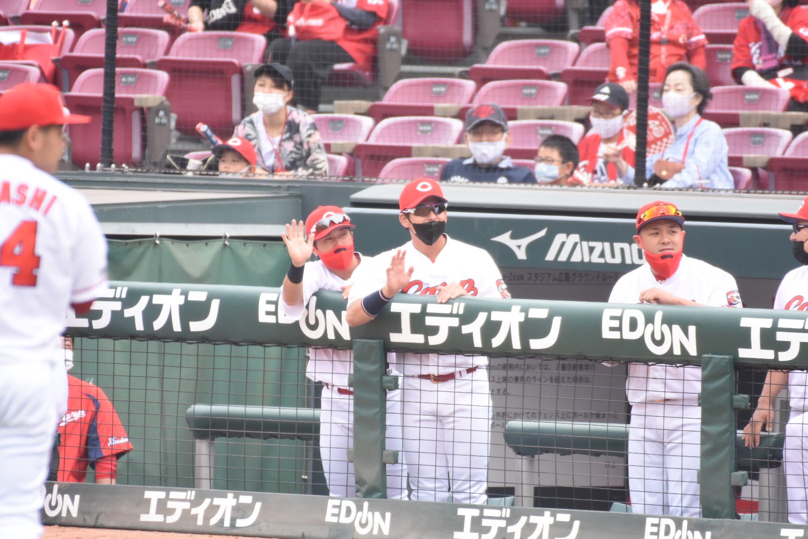 こじゃ 次回10 21 22神宮 始球式のガンバレルーヤに笑いを隠せない誠也と 手を振る方々 Carp こじゃ 次回10 21 22神宮 始球式のガンバレルーヤに笑いを隠せない誠也と 手を振る方々 Carp
