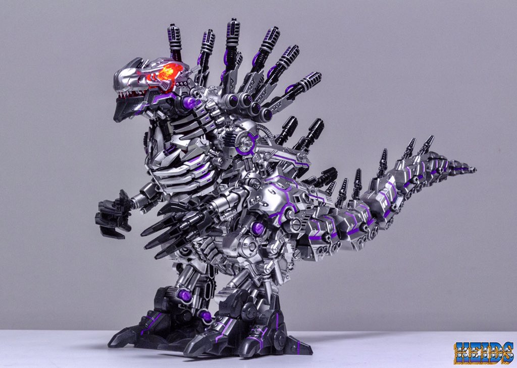 Keids ゼログライジス 全体的にvolume Upしています 腕 脚 尻尾など あとはアニメを参考にほぼ全身に工作 キットとしてはデスザウラーと同等の大きさ 頭部に電飾仕込んでます バッテリーは胸部に内蔵 電動ギミック残しているので歩きます 後姿が