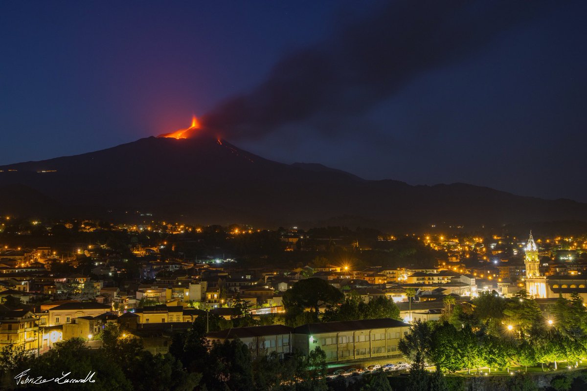 #Etna - 25 Giugno 2021 ore 21:15 | Un’immagine dal monte Troina￼ del parossismo eruttivo di ieri sera 🌋￼￼

©️Photo Credit: Fabrizio Zuccarello (facebook.com/FabryZuc/)