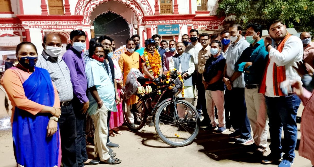 santoshpandey44's tweet photo. अपने घोषणा पत्र में @INCChhattisgarh सरकार द्वारा नियमित शिक्षक भर्ती के पदस्थापना को लेकर किये झूठे वादे को लेकर शिक्षक नंद किशोर वर्मा द्वारा सायकल रैली निकालकर प्रदेश भर में किये जा रहे प्रदर्शन का आज जगदलपुर में समर्थन किया। https://t.co/VHEV5tuD9c