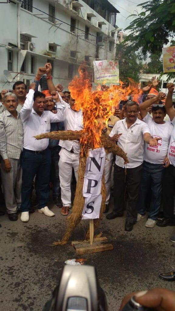 SuryaPr08801557's tweet photo. #WeWantOldPension @DrDCSHARMAUPPSS @BrajeshUPPSS @ved_narayen @Gajendra_1973 https://t.co/BTbvtBTD7B
