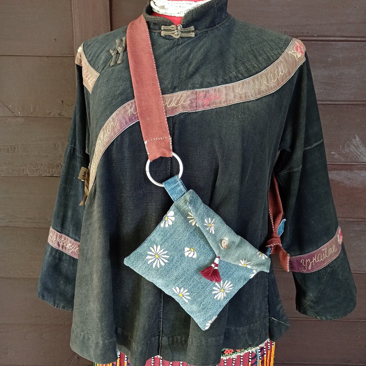 Malefic54211993's tweet photo. กระเป๋าคาดเอว/คล้องคอ/ cross body bag
ผ้ายีนส์เย็บมือ ปักดอกเดซี่ทั้งหน้า-หลัง
#ตลาดนุช #handmadestuff
#เป๊กผลิตโชค #PeckPaLitChoke https://t.co/M0VJRW8xBA