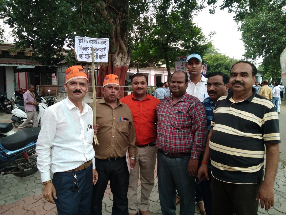 TiwarRajkumar's tweet photo. #WeWantOldPension
#WeWantOldPension
@drdwivedisatish @DrDCSHARMAUPPSS @PMOIndia @narendramodi @myogiadityanath @sunilbansalbjp @ABPNews @NewsNationTV @aajtak @News18UP @ZeeNews                           पुरानी पेंशन बहाल करो https://t.co/mHbhwr3Eq6